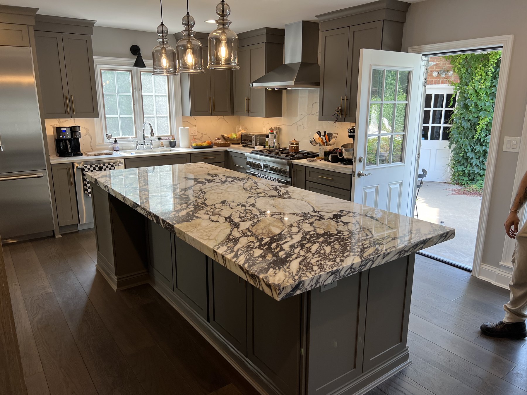 Finished gray kitchen with a dramatic black-and-white veined stone island