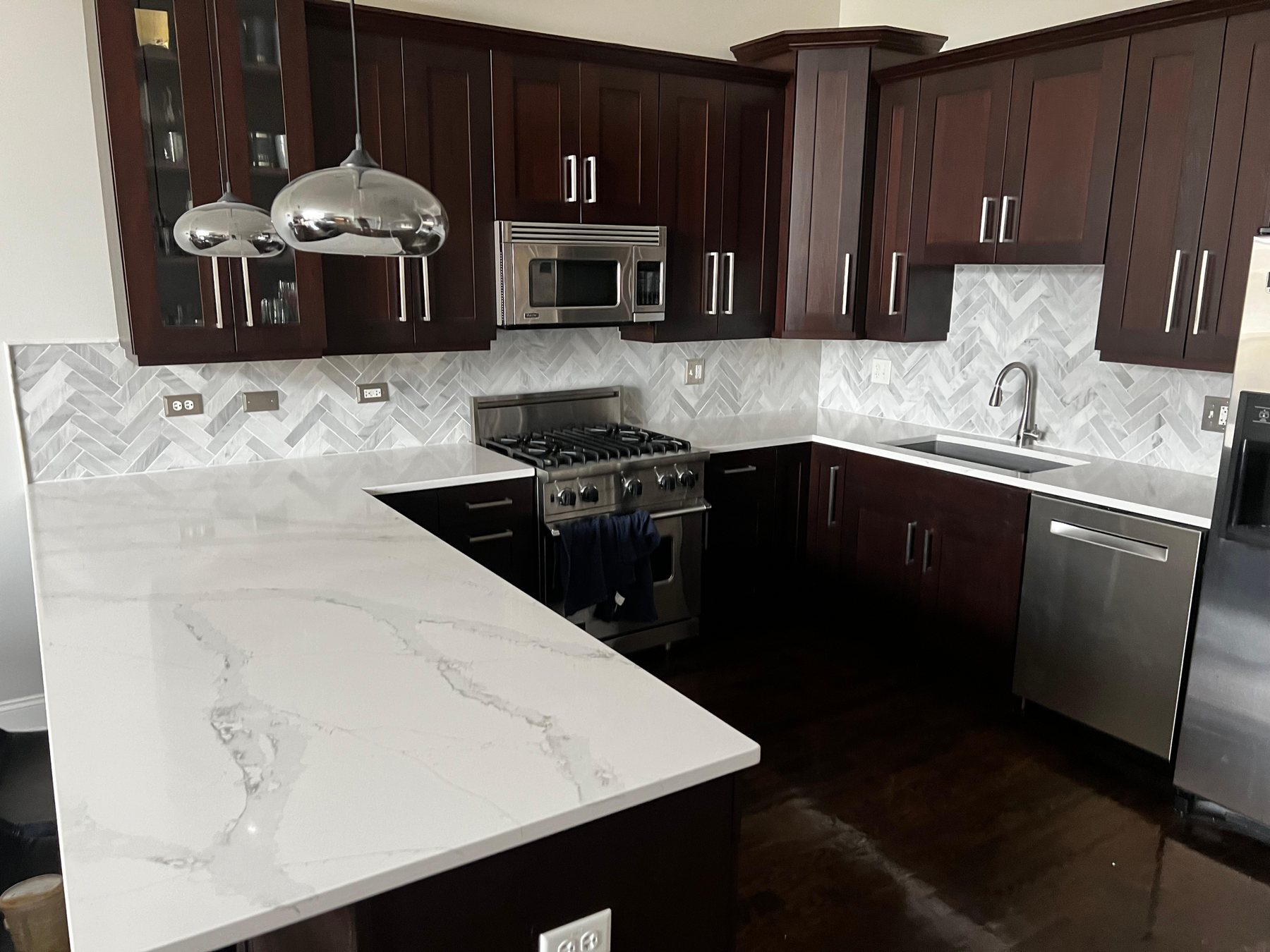 STONELUX kitchen with white veined countertops